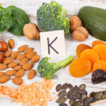 Cuáles son los beneficios de consumir alimentos ricos en vitamina K